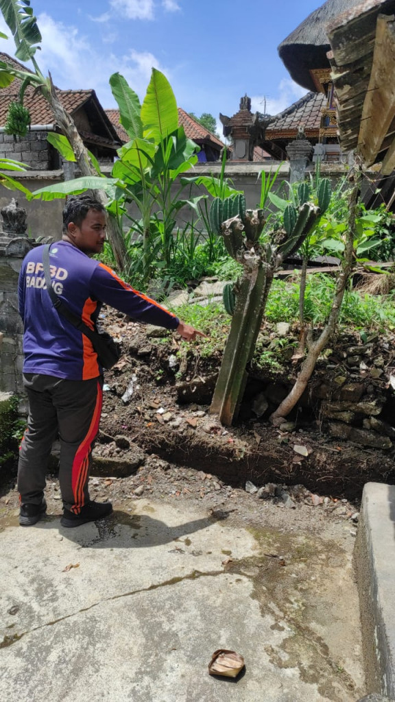 Senderan Jalan Jebol di Banjar Nungnung, Desa Pelaga, Kecamatan Petang Tanggal 11 Januari 2024